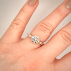3,00 ct Hidden Halo -timanttisormus – 2,06 ct E/VS1 Triple Excellent – 14K keltakulta – IGI Sormessa valkoisella taustalla 