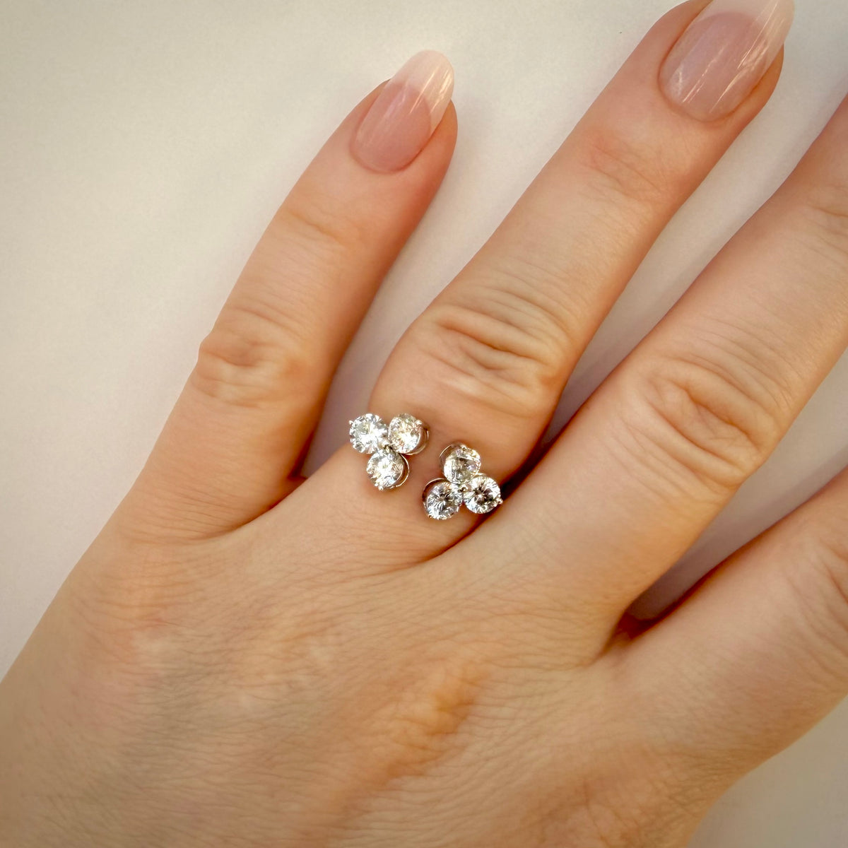 2,17 ct Open Cluster Timanttisormus – 14K Valkokulta valkoisella taustalla