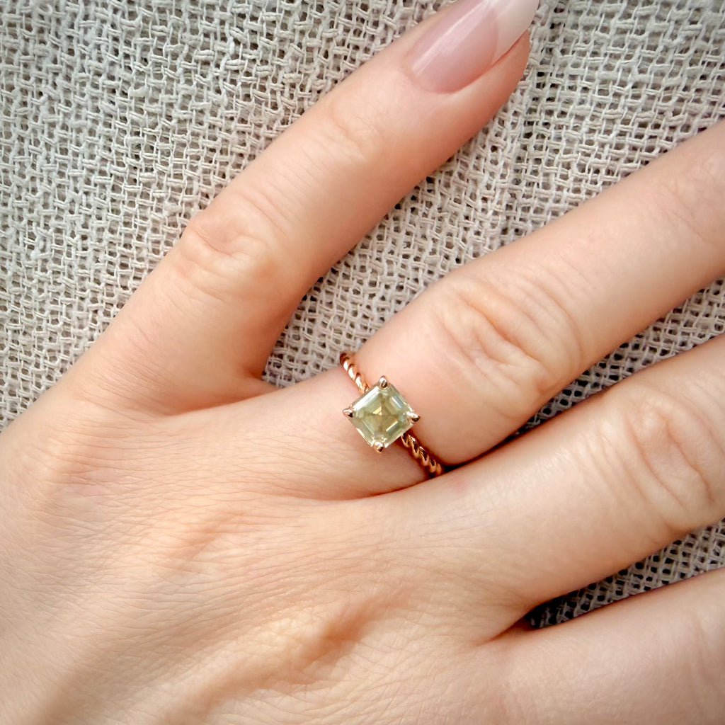1,56 ct Asscher-luonnontimanttisormus – Fancy Green Yellow – 14K ruusukulta sormessa pellavataustalla