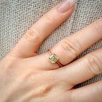 1,56 ct Asscher-luonnontimanttisormus – Fancy Green Yellow – 14K ruusukulta sormessa pellavataustalla