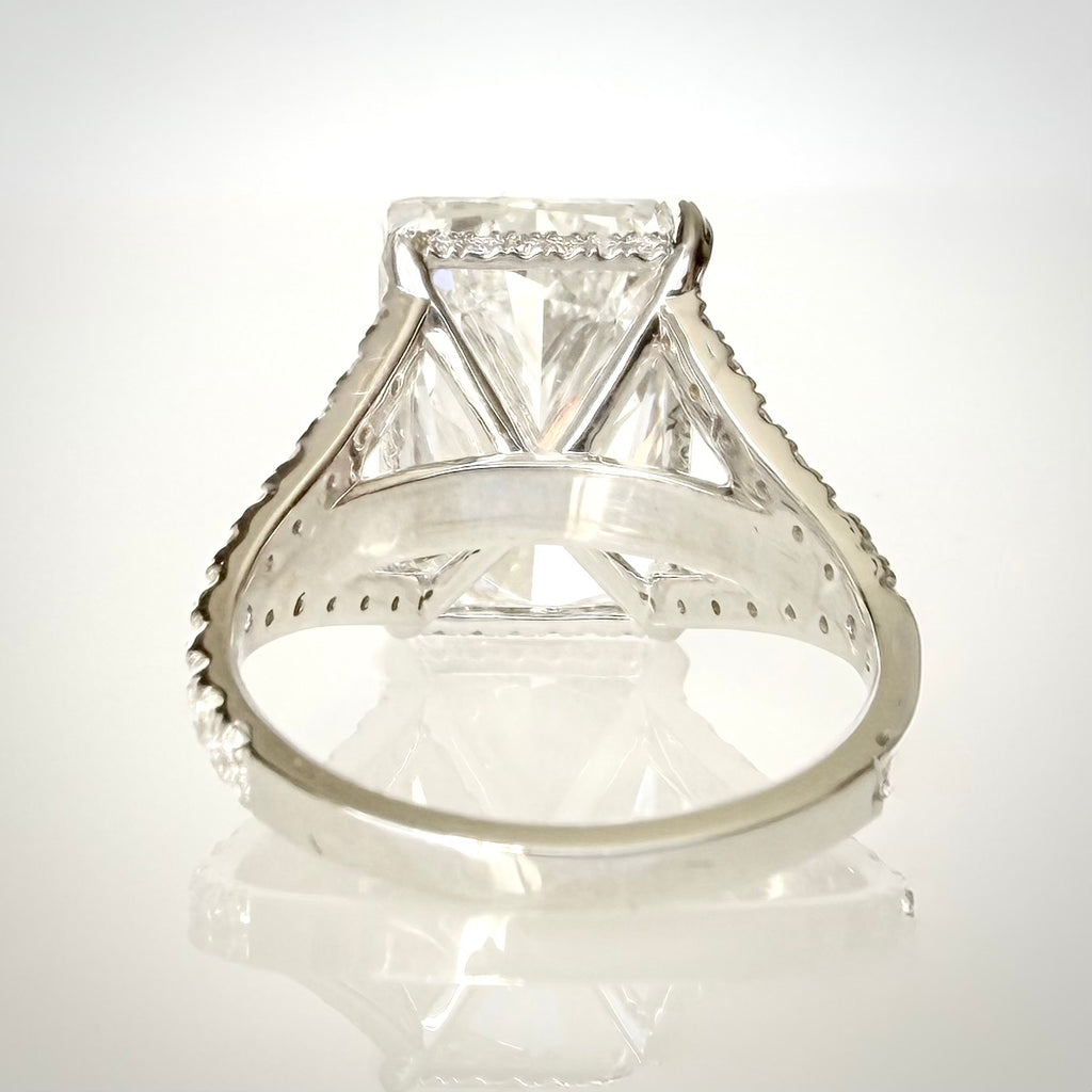 11,02 ct radiant-hiottu laboratoriotimanttisormus 18K valkokullasta, kuva takaa