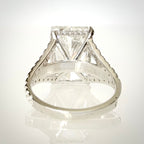 11,02 ct radiant-hiottu laboratoriotimanttisormus 18K valkokullasta, kuva takaa