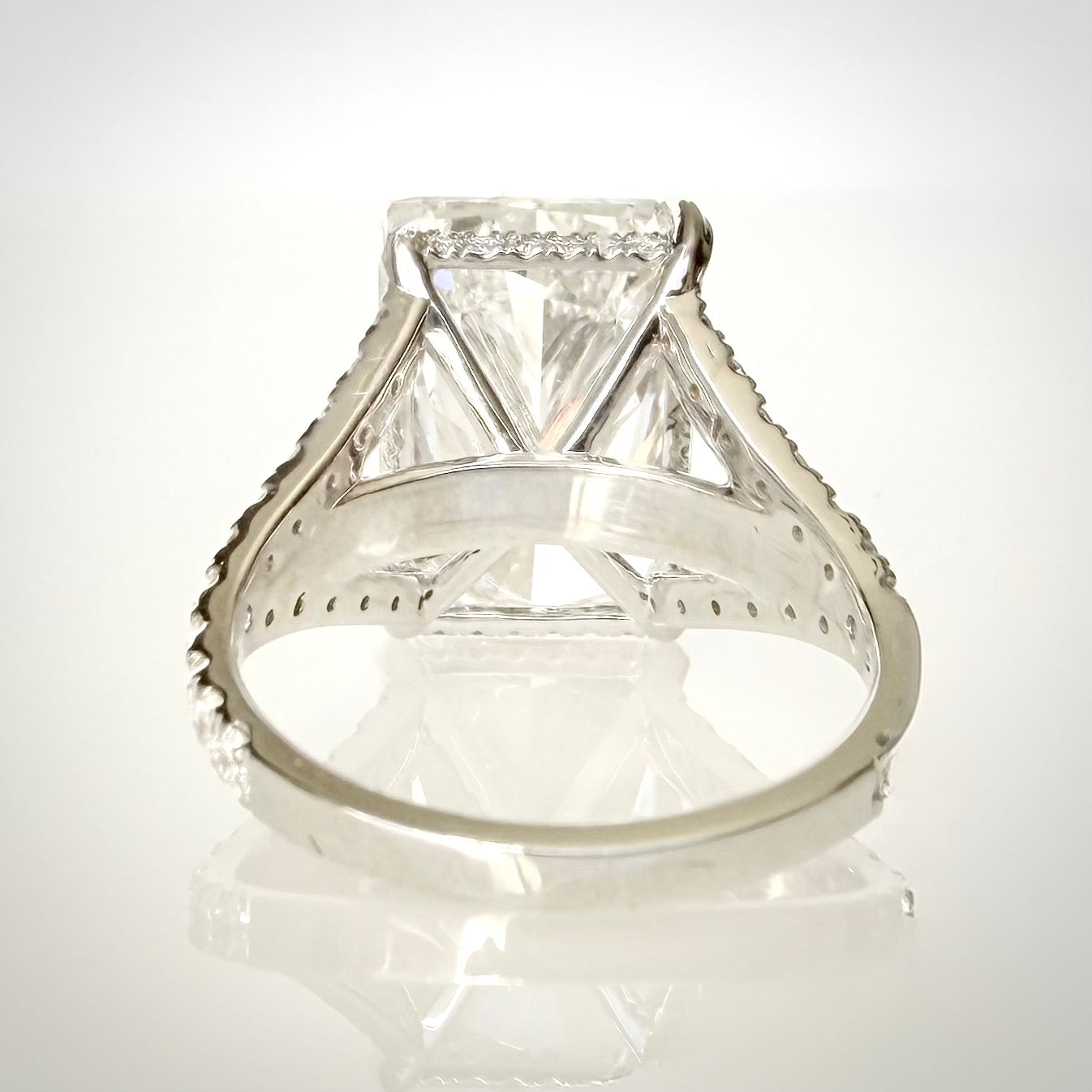 11,02 ct radiant-hiottu laboratoriotimanttisormus 18K valkokullasta, kuva takaa