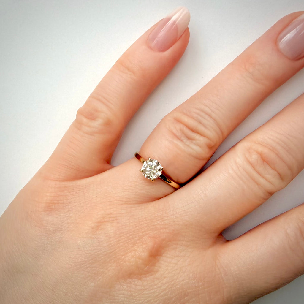 Luonnontimanttisormus noin 1,01 ct – Solitaire – 14K keltakulta sormessa valkoisella taustalla