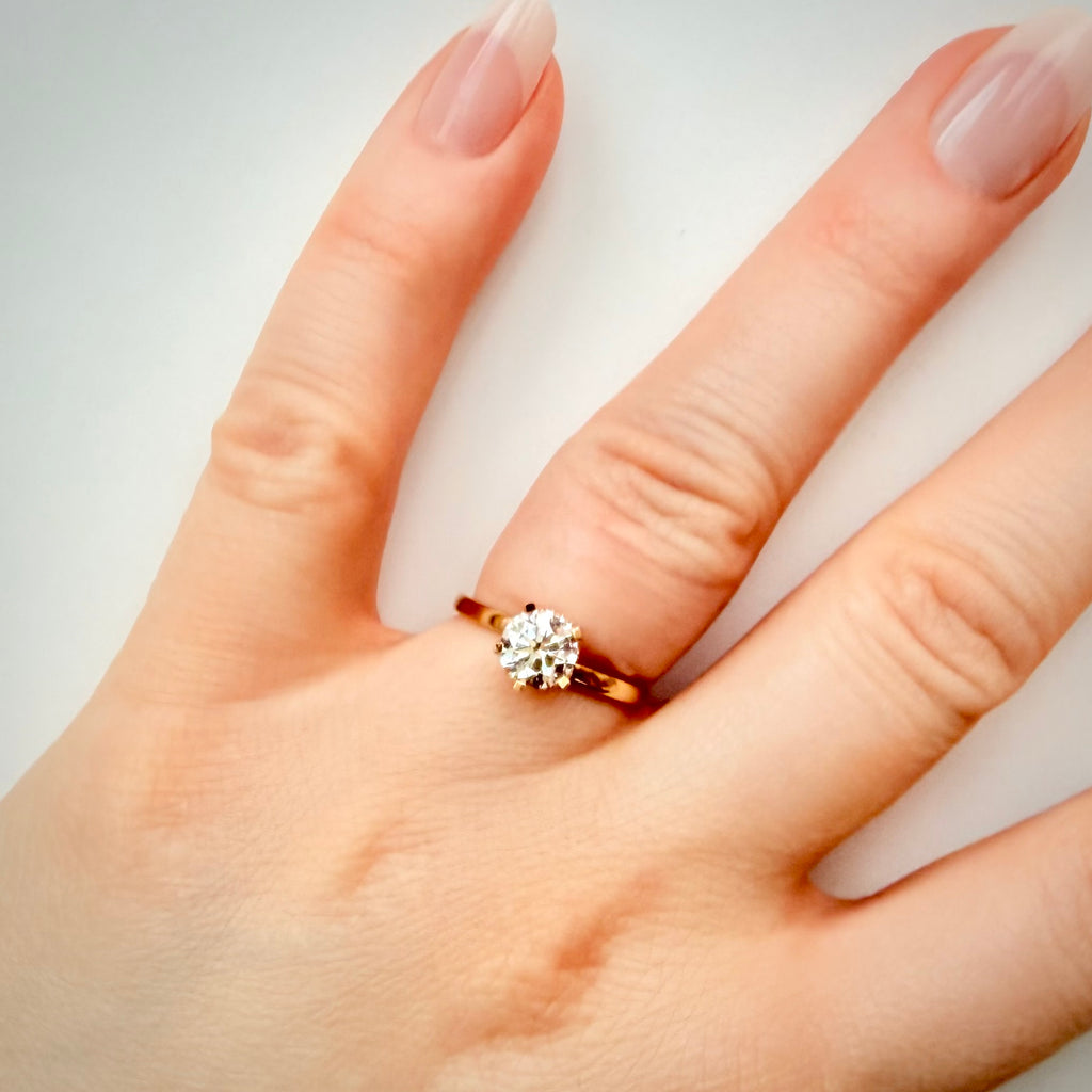 VK Signature Hidden Halo – timanttisormus 1,03 ct, 14K keltakulta sormessa valkoisella taustalla