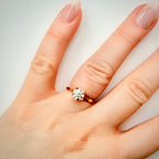 VK Signature Hidden Halo – timanttisormus 1,03 ct, 14K keltakulta sormessa valkoisella taustalla