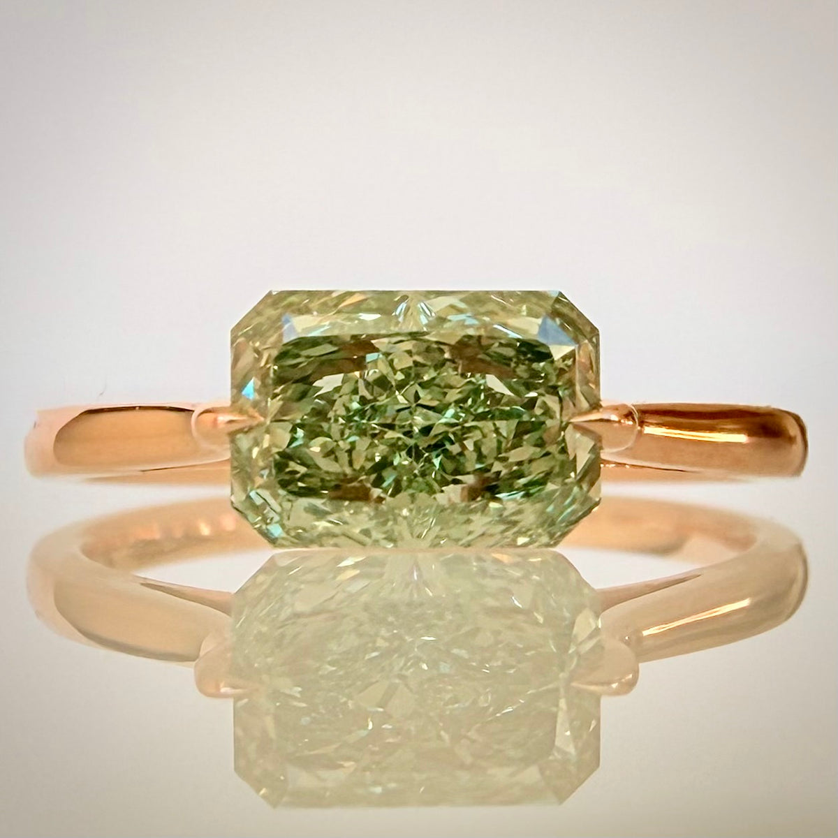 1,19 ct Fancy Vivid Green timanttisormus 14K ruusukulta edestä