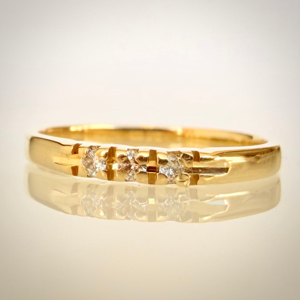 Vintage-timanttisormus kolmella timantilla – 14K keltakulta edestä lähikuva