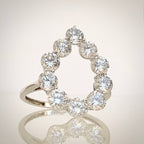 2,08 ct Open Halo -timanttisormus – 14K Valkokulta etuviistosta