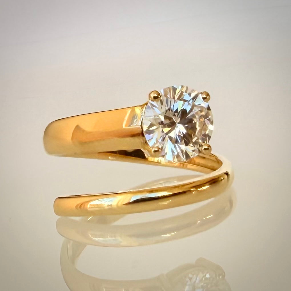1,00 ct timanttisormus 14K keltakulta D/VVS2 IGI etuviistosta