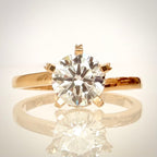 VK Signature Hidden Halo Crown – timanttisormus 1,11 ct, 14K keltakulta edestä