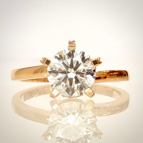 VK Signature Hidden Halo Crown – timanttisormus 1,11 ct, 14K keltakulta edestä