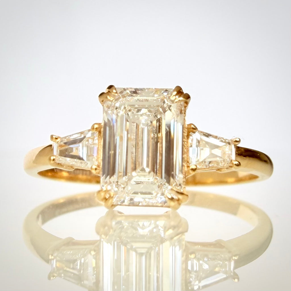 1,20 ct Emerald Cut trilogy-timanttisormus edestä