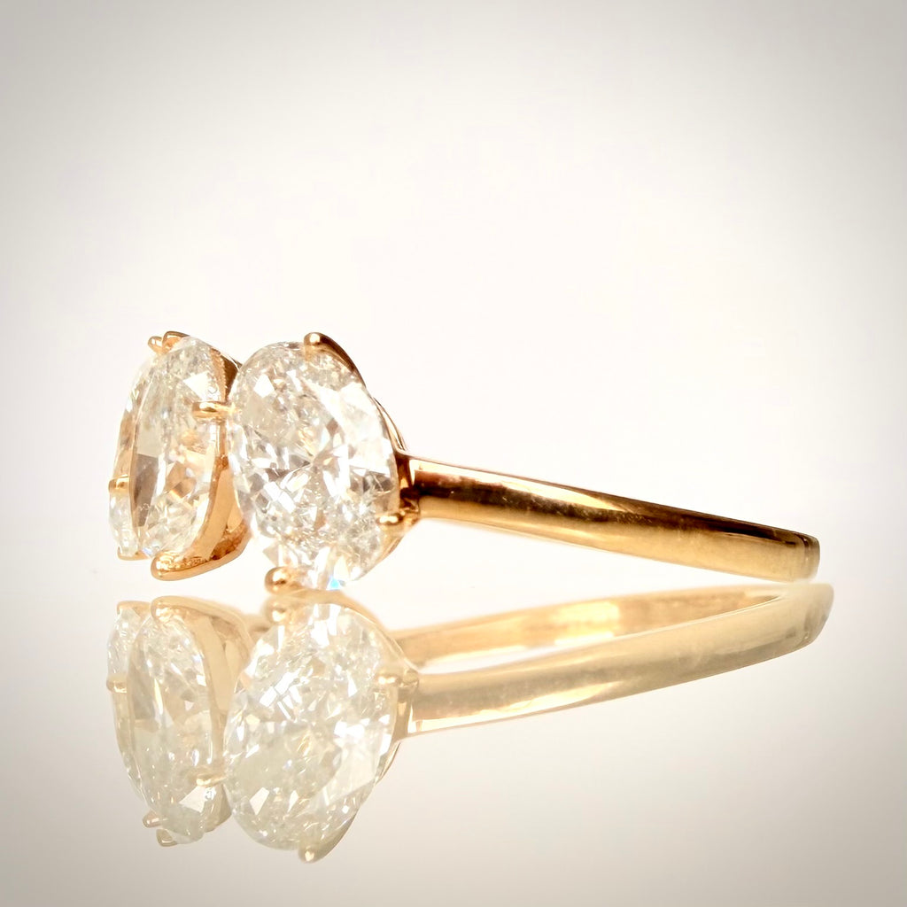 2,47 ct viisikivinen ovaalitimanttisormus – D–E/VVS – 14K keltakulta – HRD sivulta