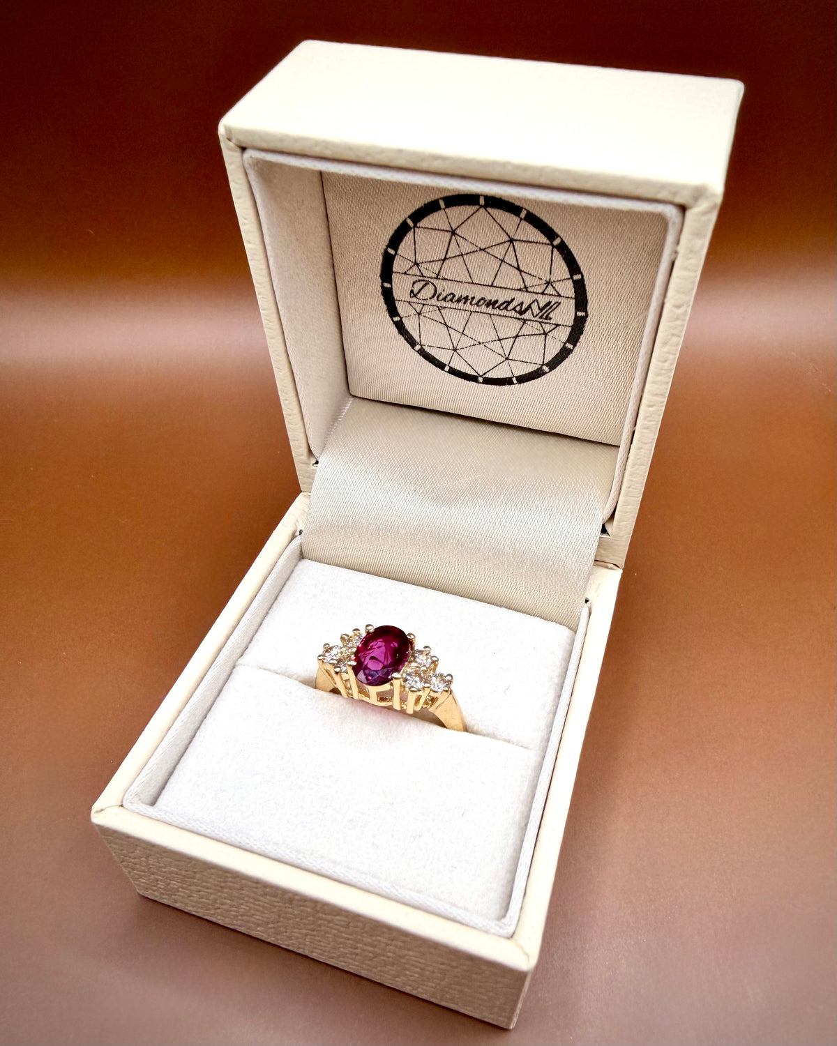 Luonnonrubiini- ja timanttisormus 1,15 ct – 14K keltakulta, HRD rasiassa