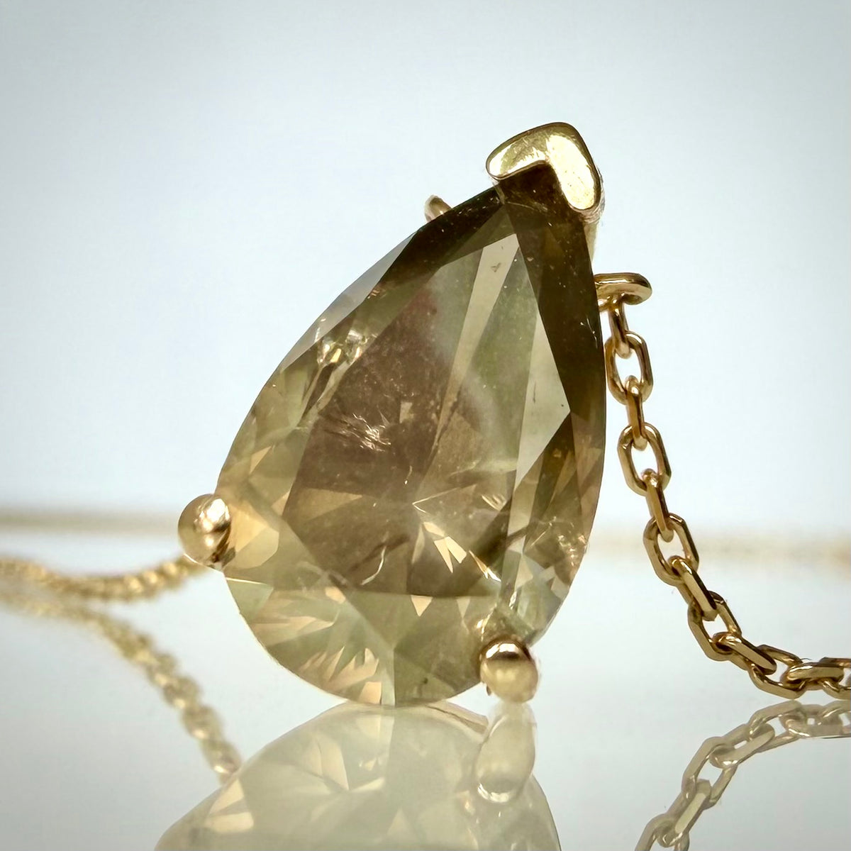 14K luonnontimanttikaulakoru 2,30 ct – Fancy Green Yellow, GCI edestä