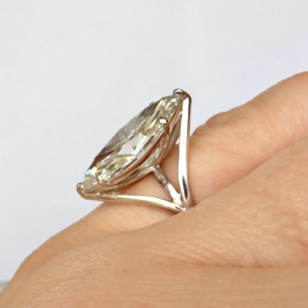 8,19 ct Marquise Cut -timanttisormus sormessa sivuprofiilissa