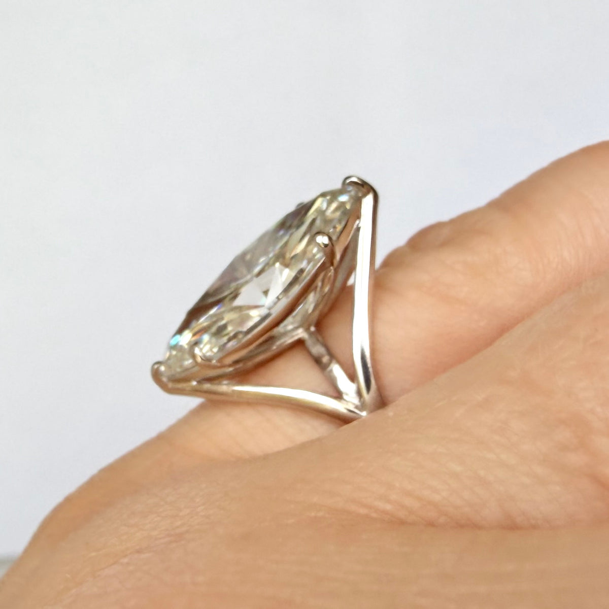 8,19 ct Marquise Cut -timanttisormus sormessa sivuprofiilissa