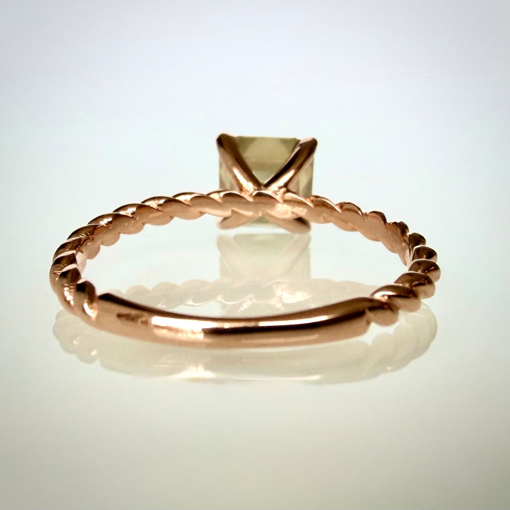 1,56 ct Asscher-luonnontimanttisormus – Fancy Green Yellow – 14K ruusukulta takaa