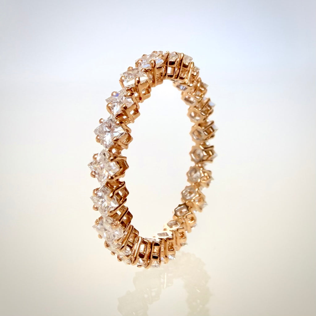 1,71 ct Princess eternity-timanttisormus pystyasennossa tasolla