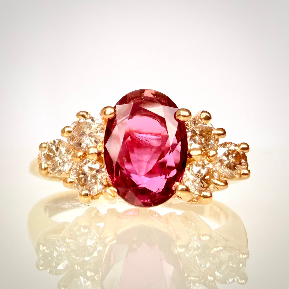 Luonnonrubiini- ja timanttisormus 1,15 ct – 14K keltakulta, HRD edestä