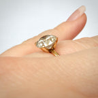Luonnontimanttisormus noin 2,51 ct – Solitaire – 18K keltakulta sormessa sivuprofiili sormessa