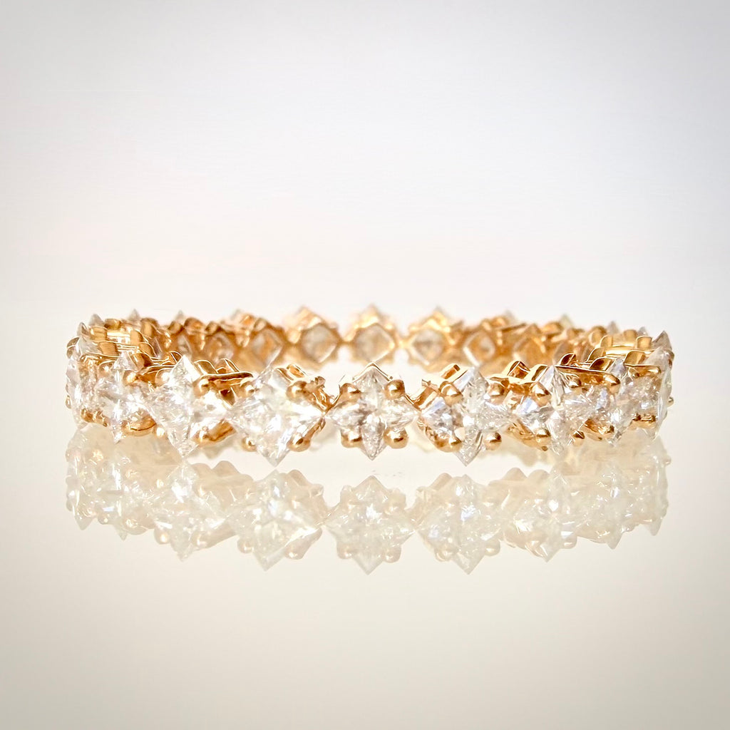 1,71 ct Princess eternity-timanttisormus yläviistosta