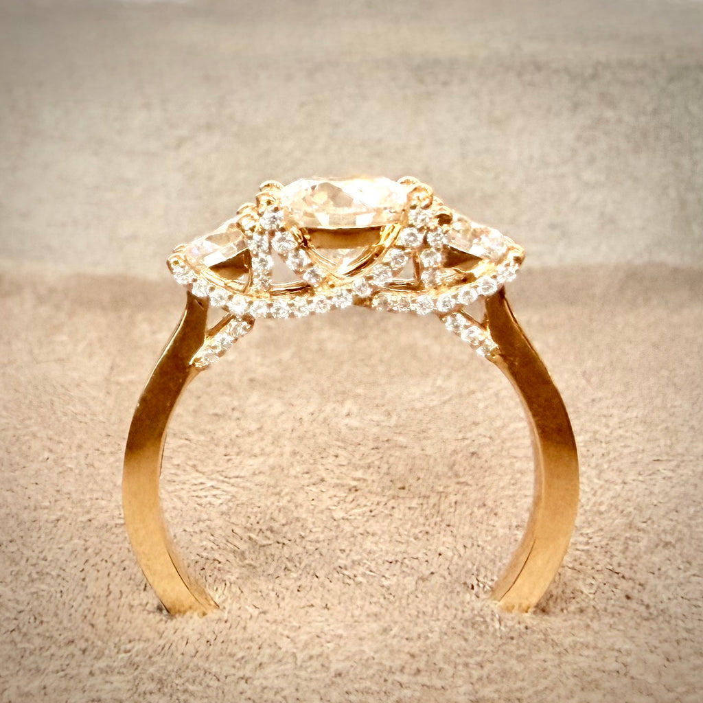 VK Signature Collection – Trilogy-timanttisormus 1,77 ct – 14K keltakulta sivulta