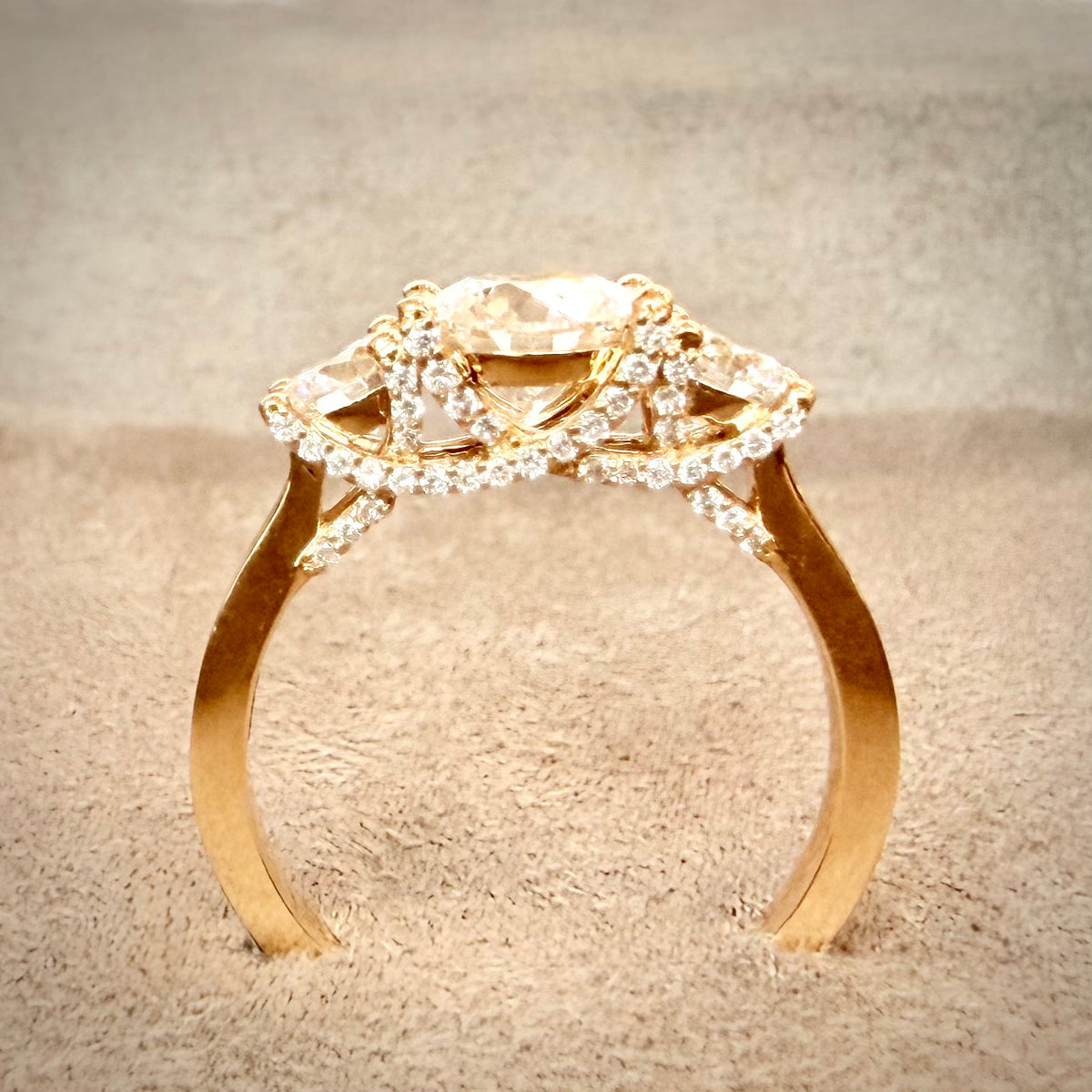 VK Signature Collection – Trilogy-timanttisormus 1,77 ct – 14K keltakulta sivulta