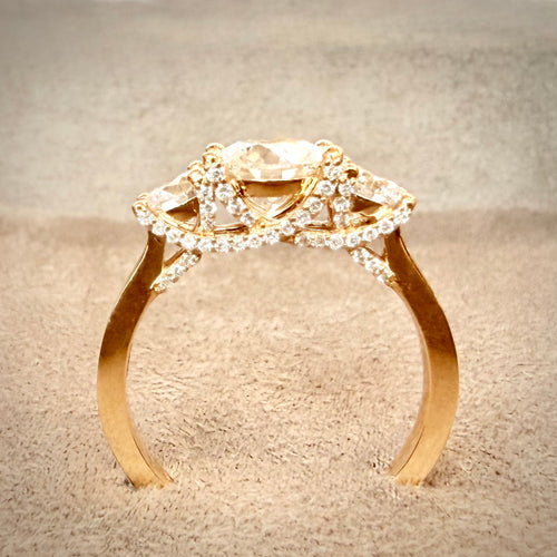 VK Signature Collection – Trilogy-timanttisormus 1,77 ct – 14K keltakulta sivulta