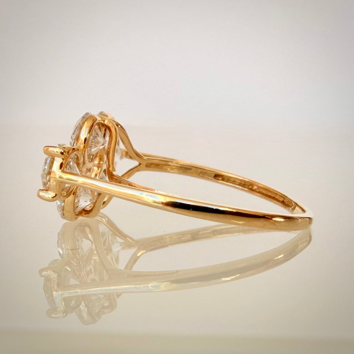 Timanttisormus 2,13 ct:n Luxury Cluster 14k keltakulta sivulta