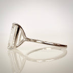 6,01 ct Emerald Cut solitaire-timanttisormus – F/VS1 – 14K valkokulta – IGI sivulta