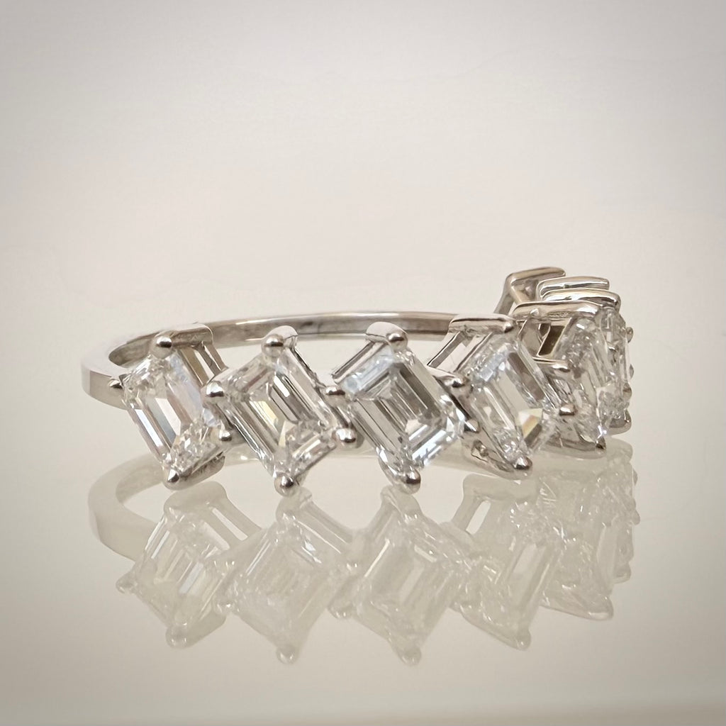 14K valkokultainen timanttisormus 2,01 ct – Emerald Cut – E–F/VVS – HRD etuviistosta
