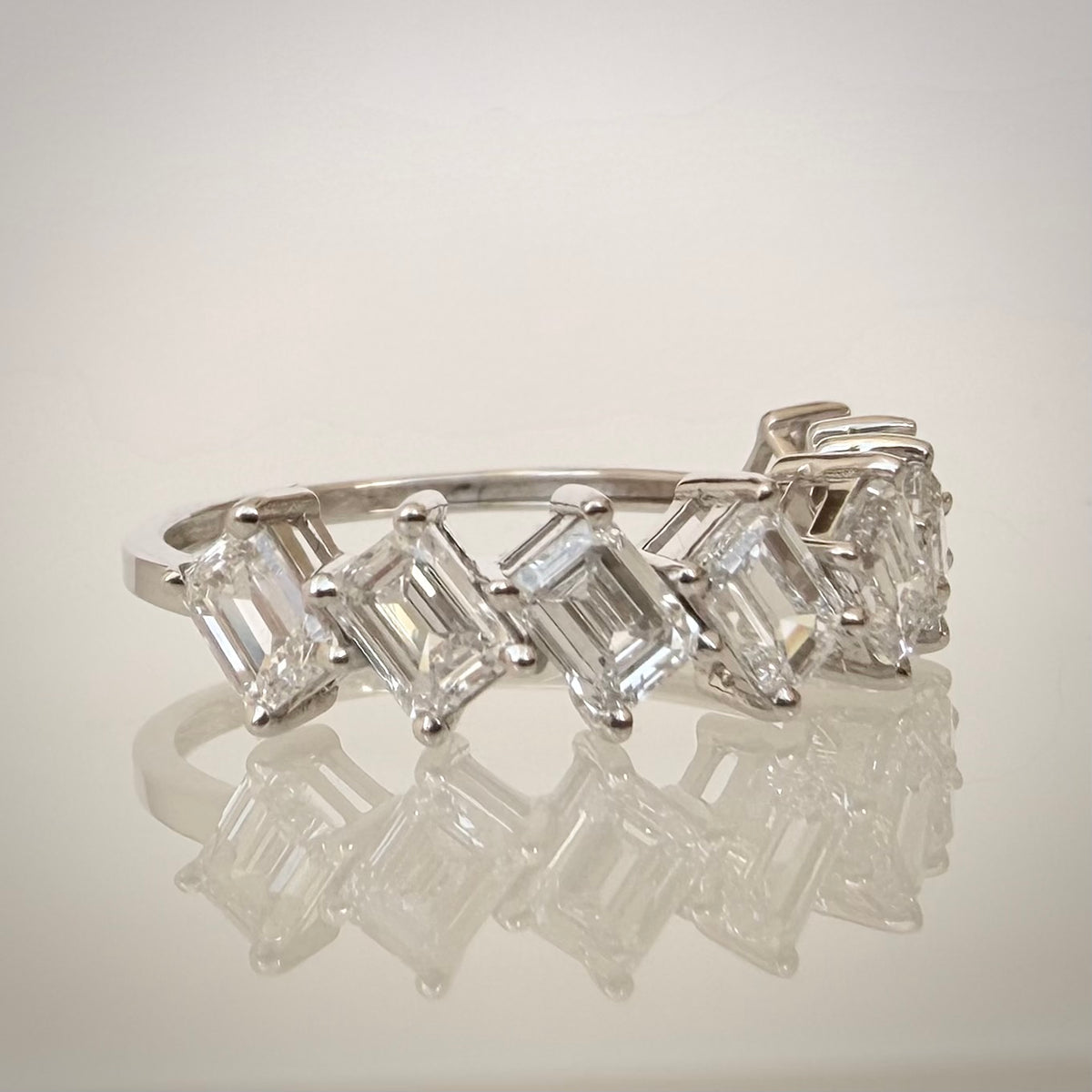 14K valkokultainen timanttisormus 2,01 ct – Emerald Cut – E–F/VVS – HRD etuviistosta