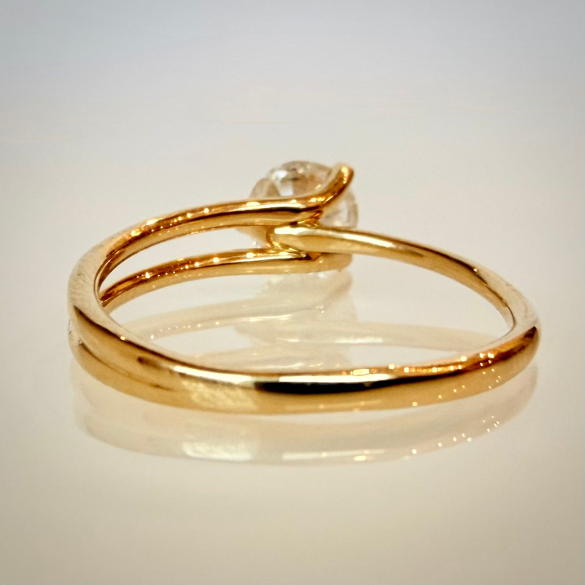 Solitaire 0,80 ct – luonnontimanttisormus, 14k keltakulta takaa