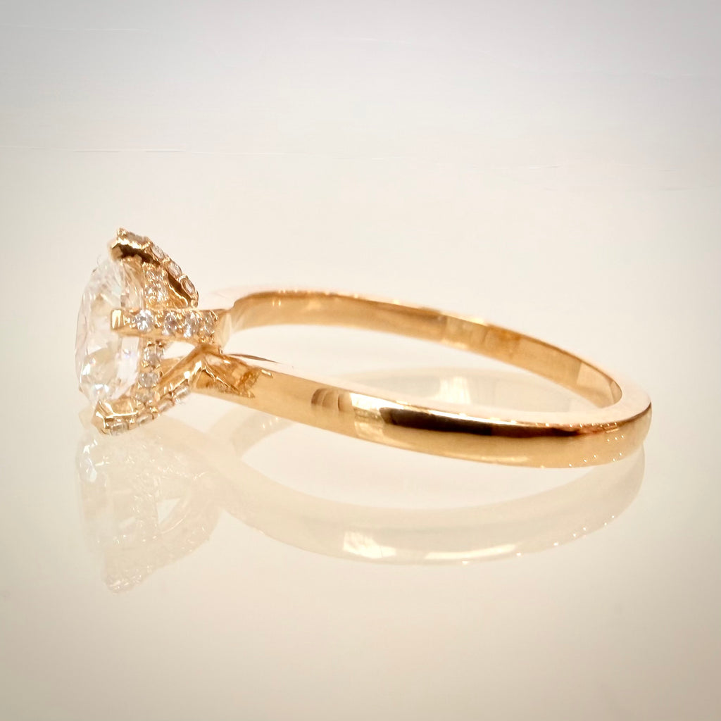 VK Signature Hidden Halo Crown – timanttisormus 1,11 ct, 14K keltakulta sivulta