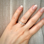 2,47 ct viisikivinen ovaalitimanttisormus – D–E/VVS – 14K keltakulta – HRD sormessa pellavataustalla