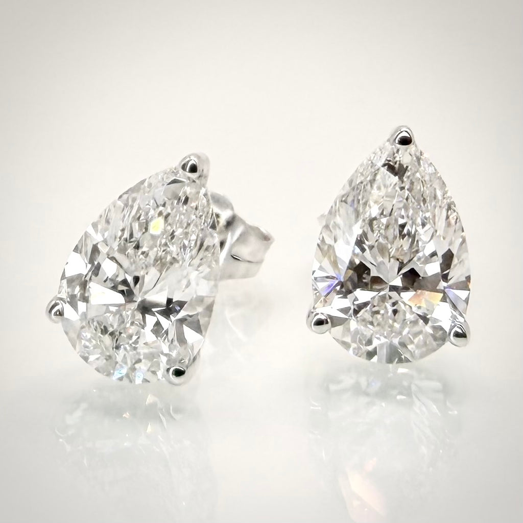 3,00 ct Pear Cut -timanttikorvakorut edestä 2