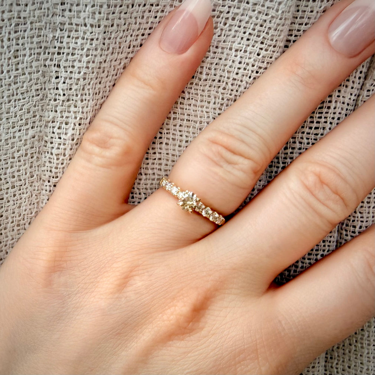 Shamppanjatimanttisormus 0,87 ct – 14K keltakulta – IGI sormessa pellavataustalla
