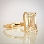 6,04 ct Emerald Cut solitaire-timanttisormus – F/VS1 – 14K keltakulta – IGI etuviistosta