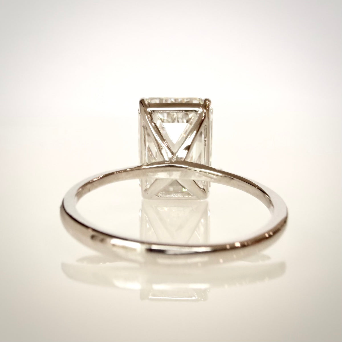 6,01 ct Emerald Cut solitaire-timanttisormus – F/VS1 – 14K valkokulta – IGI takaa