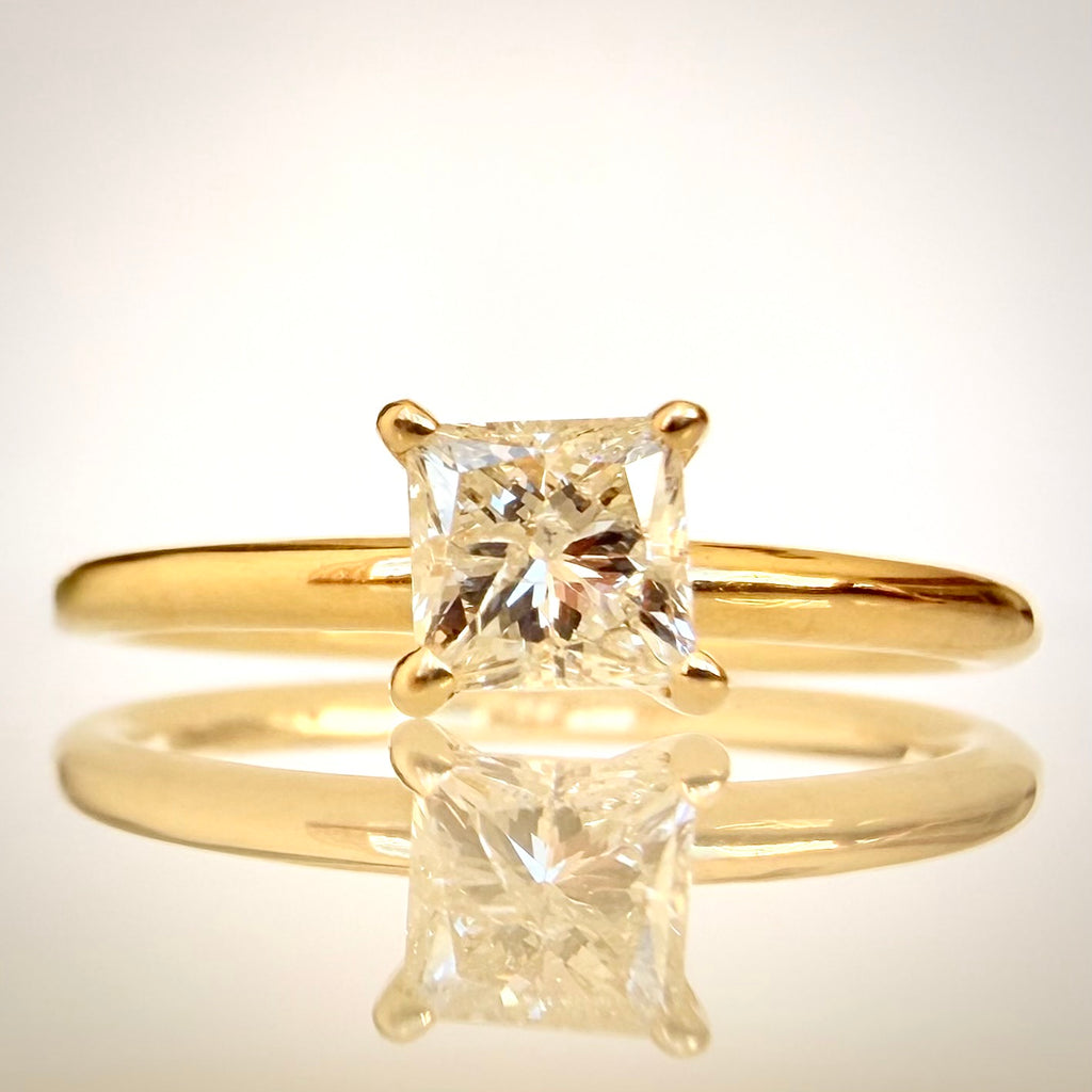 IGI-sertifioitu 0,46 ct Princess-luonnontimanttisormus – 14K Keltakulta edestä
