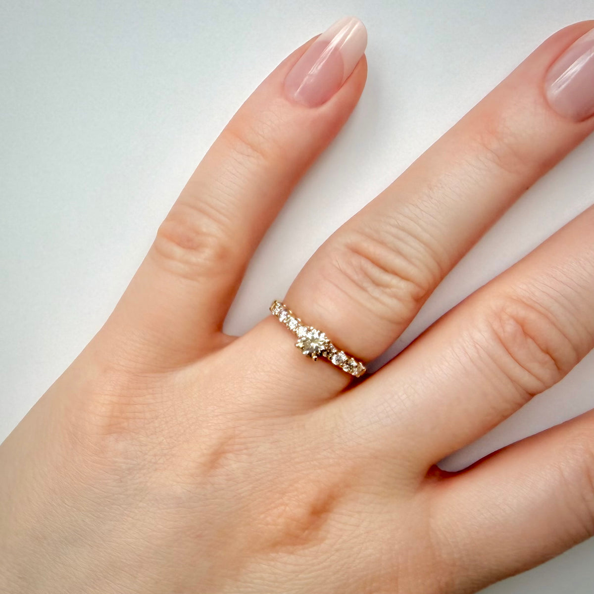 Shamppanjatimanttisormus 0,87 ct – 14K keltakulta – IGI sormessa vcalkoisella taustalla