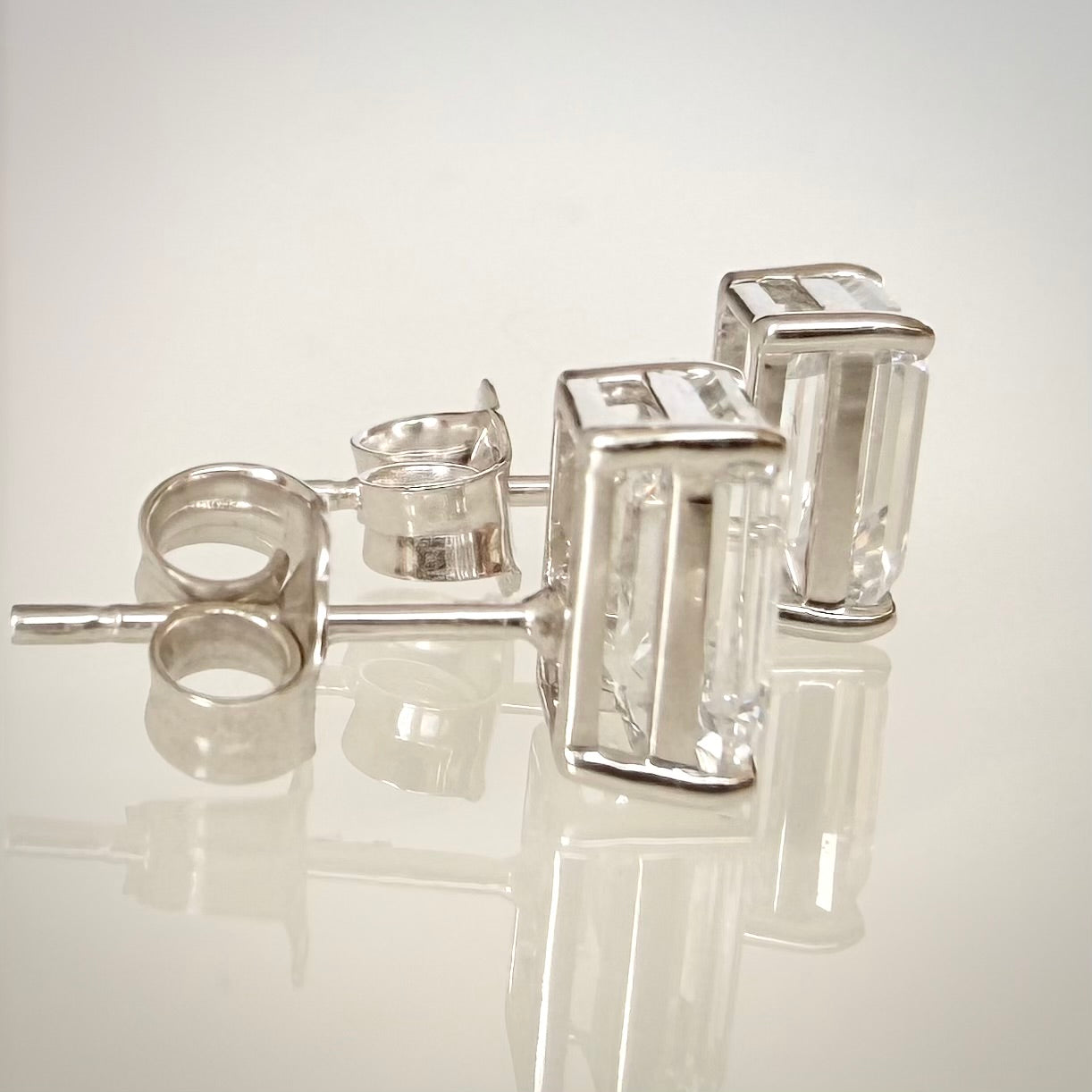 2,19 ct Emerald Cut -timanttikorvakorut – E–F/VVS – 14K valkokulta – HRD