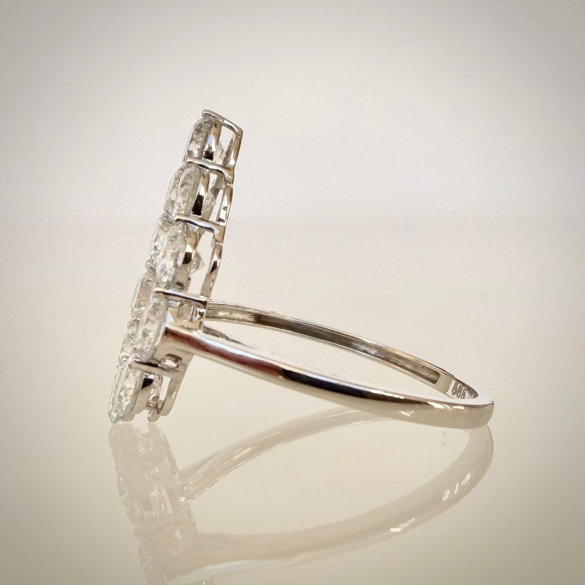 2,08 ct Open Halo -timanttisormus – 14K Valkokulta sivulta