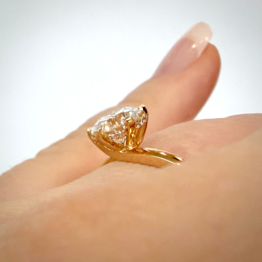 VK Signature Hidden Halo – timanttisormus 1,03 ct, 14K keltakulta sormessa, sivuprofiili