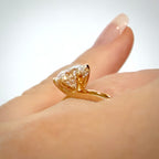 VK Signature Hidden Halo – timanttisormus 1,03 ct, 14K keltakulta sormessa, sivuprofiili