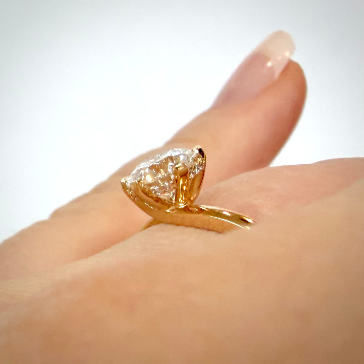 VK Signature Hidden Halo – timanttisormus 1,03 ct, 14K keltakulta sormessa, sivuprofiili