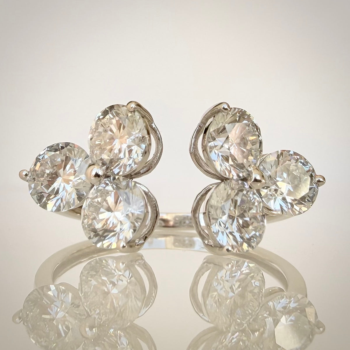 2,17 ct Open Cluster Timanttisormus – 14K Valkokulta edestä