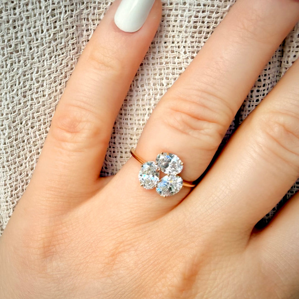 2,23 ct ovaali cluster-timanttisormus 14K kulta, sormus sormessa